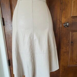 Banana Republic Skirt. NWT. Size 00. Cream. Fabric 100% Polyester.